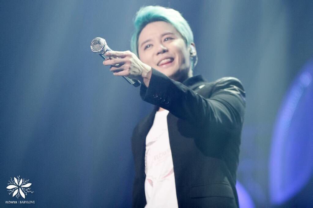 mhbR5F8aqzQV22y's tweet photo. #XIA14thAnniversary 

心から幸せそうに歌う人✨ https://t.co/fe4g13FjS0