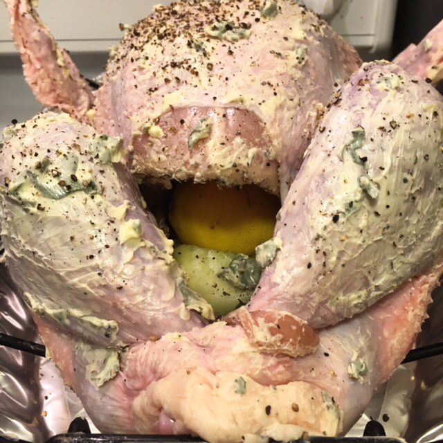 KitchenSprout's tweet photo. #FreshTurkey from .@dilisos #ChristmasDinner #FlavourInjector #CajunButterNBeer #BaconWrappedTurkey #HomemadeStuffing #Aromatics #ChickenBroth #AndouilleSausage #Sage #Cranberry #Walnuts #Parsley #FreshBread #HomeChef #MerryChristmas #CheersFromToronto🎅🏻🎄🎅🏻🎄🎅🏻🎄 https://t.co/IKzJhAVMWf