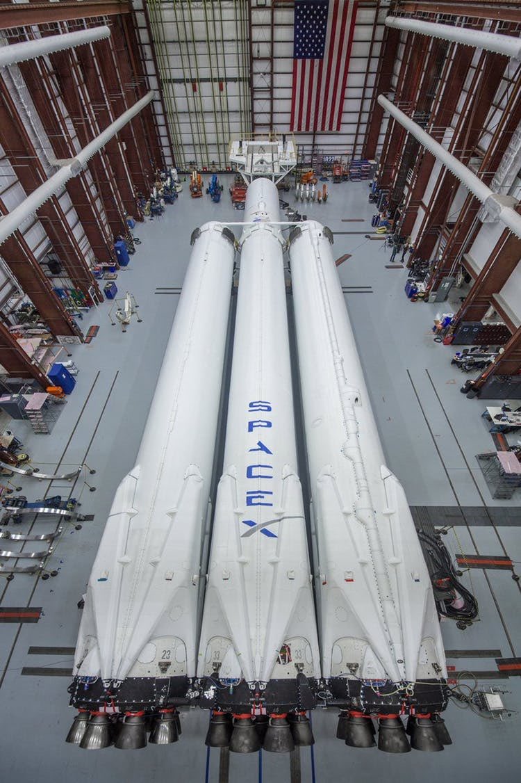 ahenk75's tweet photo. SpaceX’s Falcon Heavy rocket is expected to carry two private citizens around the moon in late 2018 #2018isComing #spacexlaunch #SpaceEngineers #space #espace #spaceship #2018TheYearFor https://t.co/JsIzXkHzjA