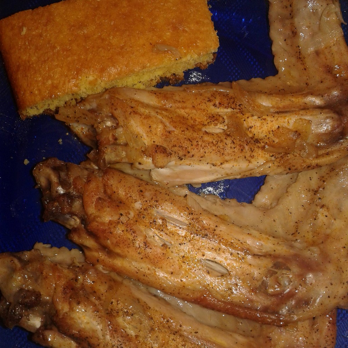 tirrickosmith's tweet photo. Cooking it up....... Roasted Turkey Wings with Vanilla Cornbread!!!!!!
#tirrickobadiahsmith #tirrick #Obadiah #smith #theuniversalartist #beverlyhills #whitesmithestate #Cooking #food #chicken #vegetables #rice #homecooking #neilwhite.... https://t.co/MeL5RUMz7E