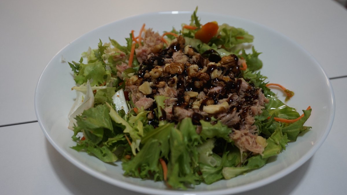 saludablevie's tweet photo. Comer una ensalada al día podría mantener más joven el cerebro de los mayores 🙂 👉 https://t.co/lcrERzdtPT https://t.co/bNdXdejuln