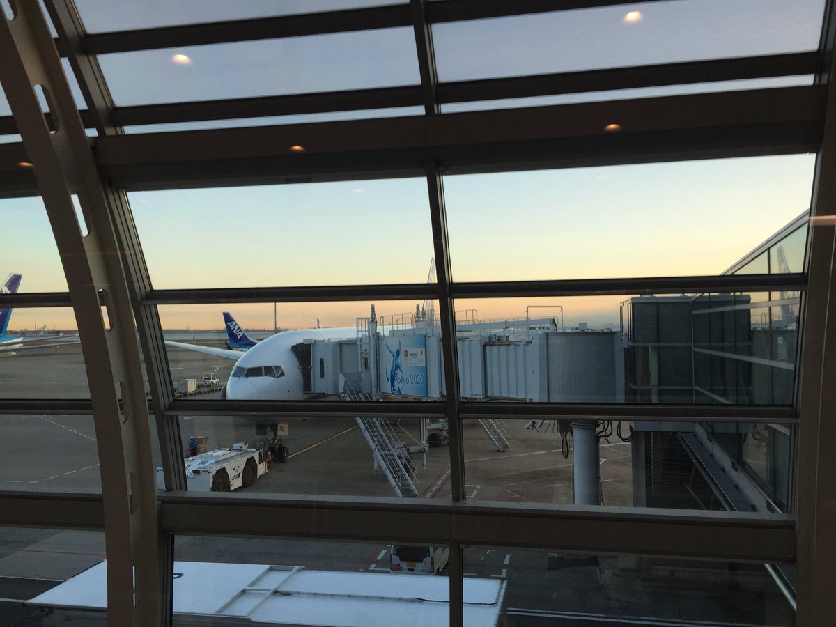 kimura_ratio's tweet photo. 羽田空港です。今日は福岡空港経由で熊本に入ります。流石に帰省ラッシュで混んでいます。 https://t.co/7My3d1FOSk
