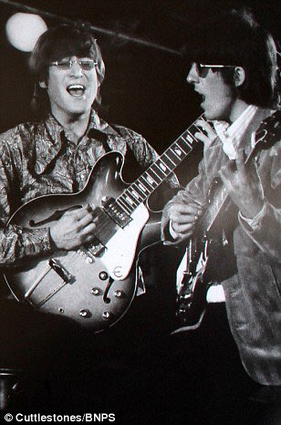 friseuringo's tweet photo. #Lennon &amp; #GeorgeHarrison.
The collection by #DerekCooper features the #Beatles at a studio photoshoot, filming the video to A Day In The Life in 1967. https://t.co/qxSNxtDVdn
