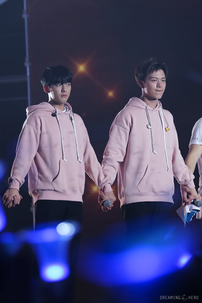 borntobeatSpain's tweet photo. [FOTOS] 241217 #BTOBTIME2017
#OurConcert #비투비 #BTOB
(2° Día)

Cr. En las fotos https://t.co/xlIEF7UYkj