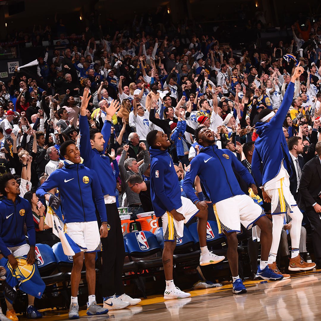 warriors's tweet photo. Merry Christmas, #DubNation 🙃🎄🏀 https://t.co/9ZEAMJLxal