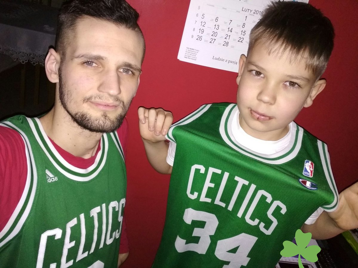 FenomenoKM7's tweet photo. Na mecz gotowi ☘️ Brat pewnie długo nie wytrzyma, ale ważne, że dotwarł do początku meczu #WASBOS #DCFamily vs #Celtics #CelticsNation #NBA https://t.co/vHv4UYdTKX