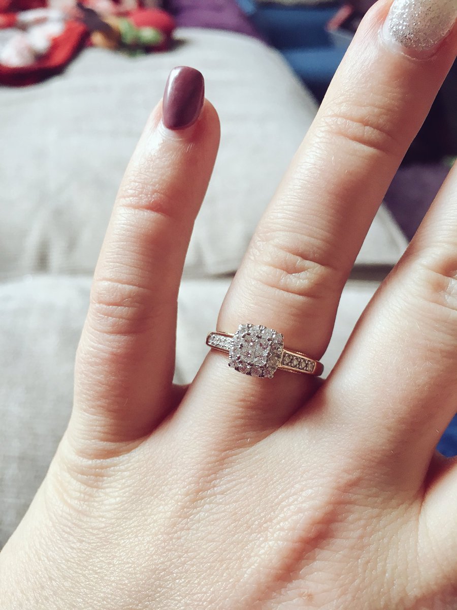 _HannahR's tweet photo. Christmas has been extra special this year 😍💍👪❤️ https://t.co/wIcbiz2HGx
