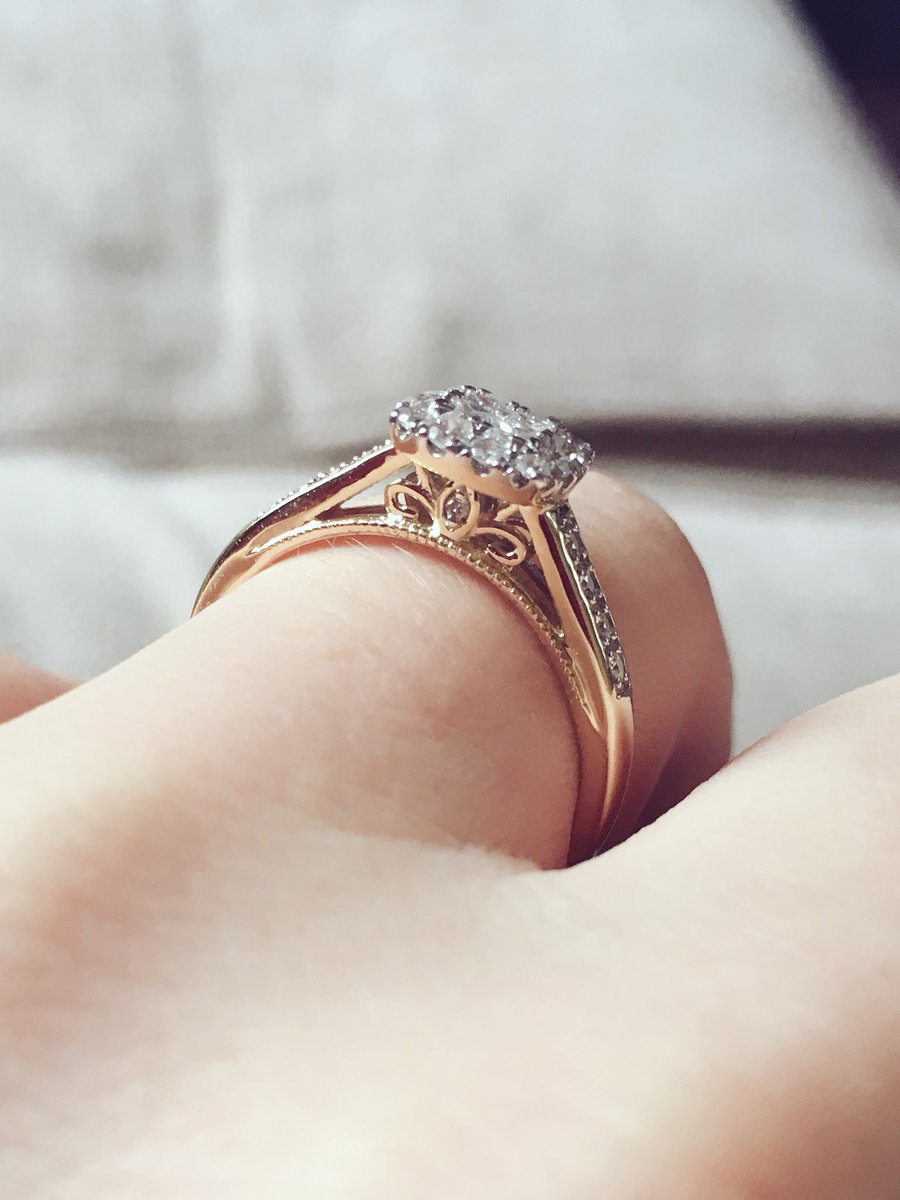 _HannahR's tweet photo. Christmas has been extra special this year 😍💍👪❤️ https://t.co/wIcbiz2HGx
