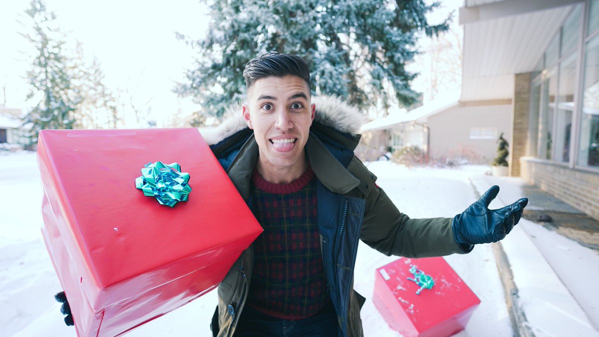 KarlConrad's tweet photo. NEW VIDEO IS LIVE! 🔥

Massive Christmas Tech Unboxing and Giveaway Updates! 🎁🎁🎁

RT for the last video of 2017 and for some bonus Giveaways #WithRogers #partner 

https://t.co/IdJQorO0b4 https://t.co/A1fVAoi8pG