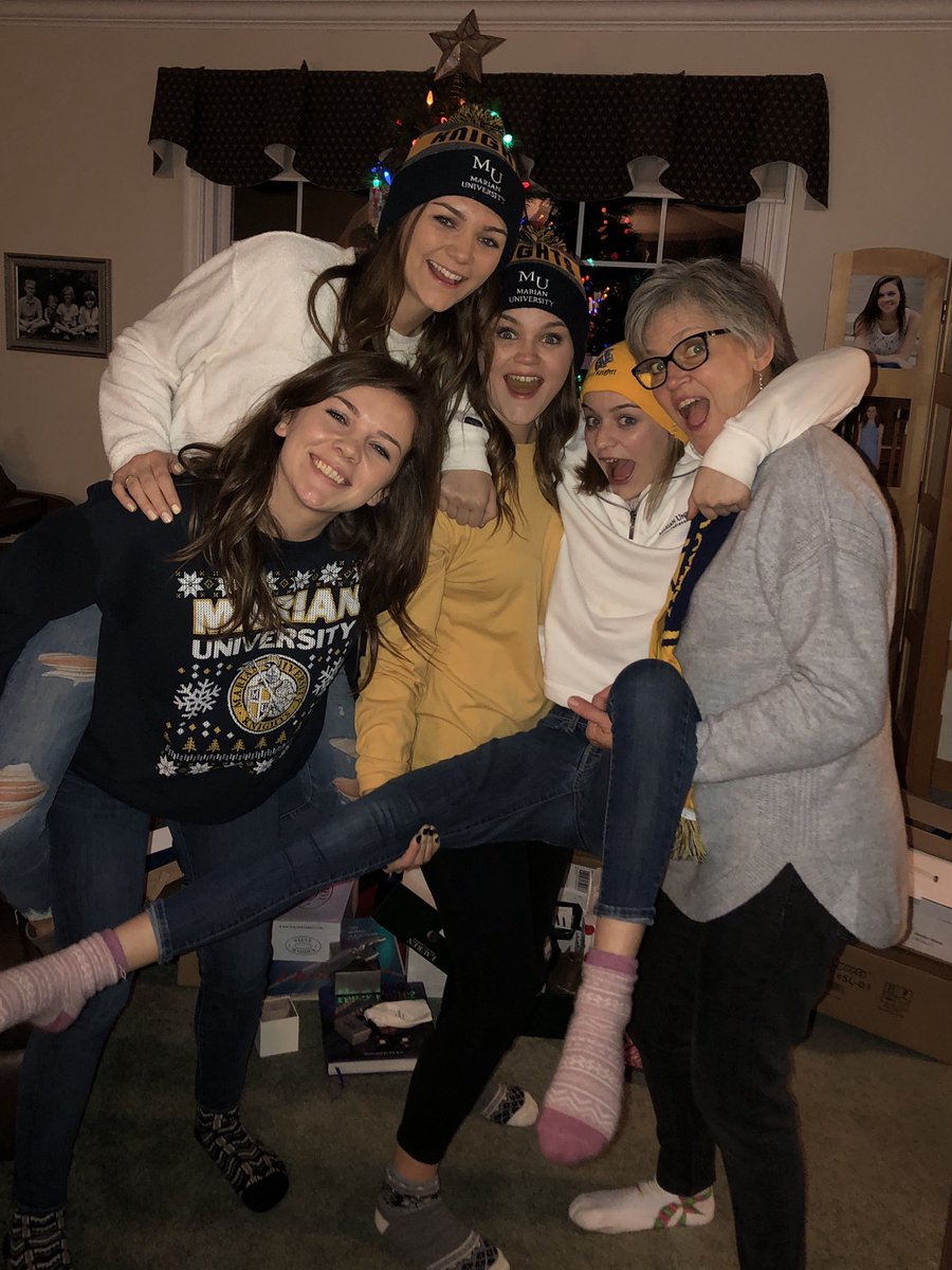 elizabethsilerr's tweet photo. merry christmas from knights of christmas past, present, &amp; future!!❄️❄️ @Marian_Maniacs https://t.co/e5M5yApLdJ