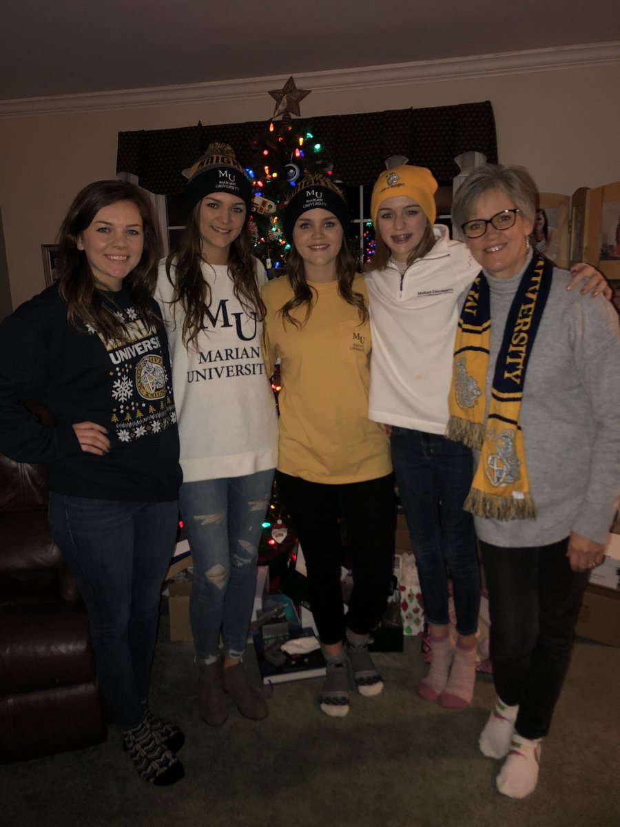 elizabethsilerr's tweet photo. merry christmas from knights of christmas past, present, &amp; future!!❄️❄️ @Marian_Maniacs https://t.co/e5M5yApLdJ