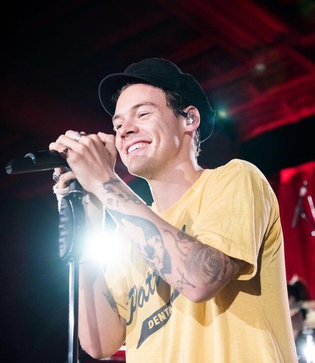 CreatureOfHazza's tweet photo. apoia causas LGBT
demonstra isso praticamente todos os shows
derrubou sua reputação de mulherengo
só dá orgulho para os fãs
fez um hino em forma de álbum
seu sorriso ilumina o mundo
faz o bem para todos
prazer,Harry Styles.
#FactDirectioner https://t.co/yHho0rg17u