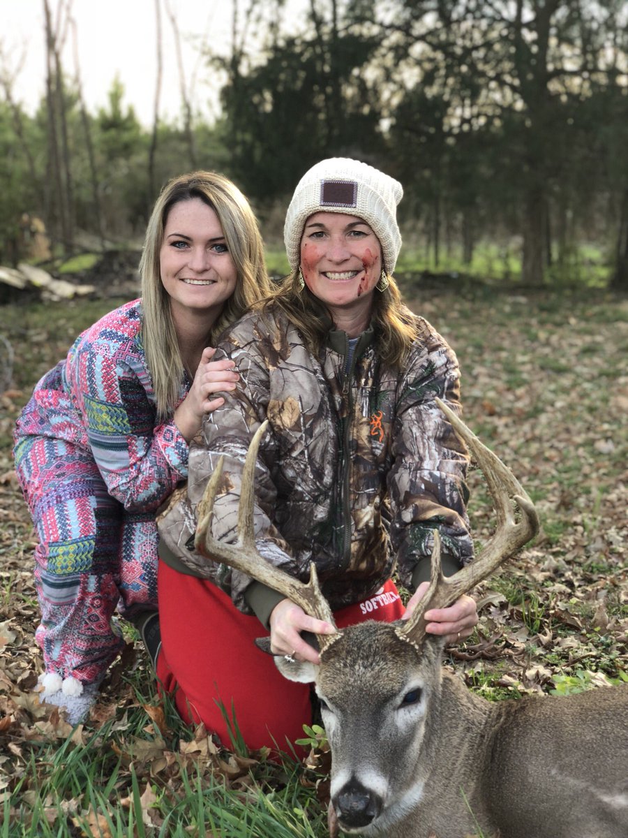 MeaganRobinson7's tweet photo. So proud of my mom! First ever kill! #8pt #Christmasdeer 🎅🏼💚❤️ https://t.co/hcUXcsfYuW