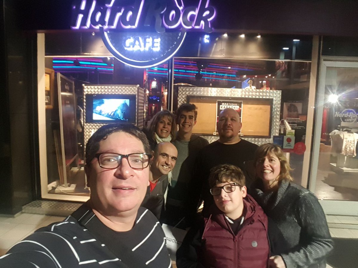 RTaglia's tweet photo. #Julio2017 #Chile #Santiago
@ChinoTaglia, #FelipeQuinto, #Vero y #FamiliaBorda de Shopping...y en el @HardRockChile https://t.co/TjANAXosTL