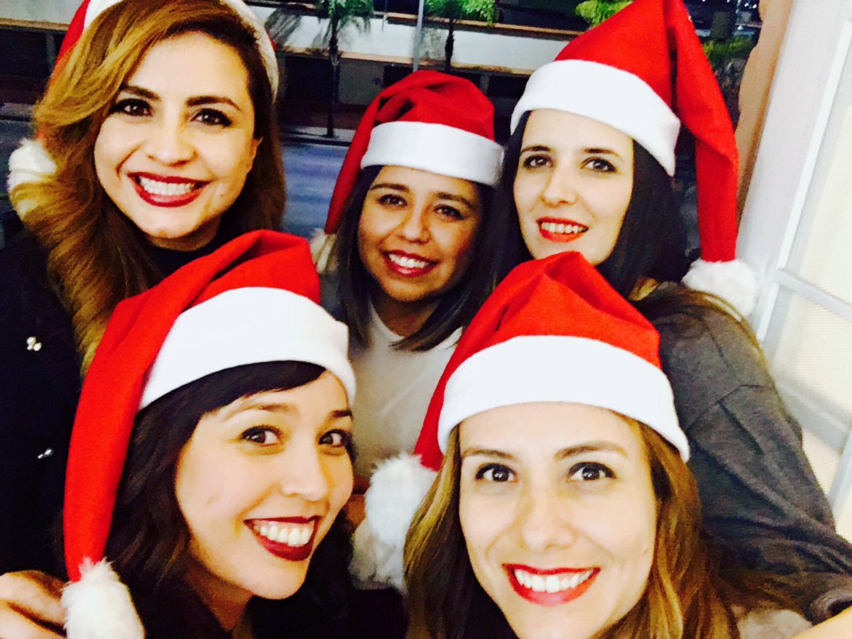 Alexa_Rz's tweet photo. Feliz Navidad! Los quiero mucho! Y les deseo todo lo mejor 😘 #Amigos #Posada2017 @yir54 @ale_cdl @RoKarq @norma_lc @michelsoto19 @pakosida https://t.co/A85YiA0IZe