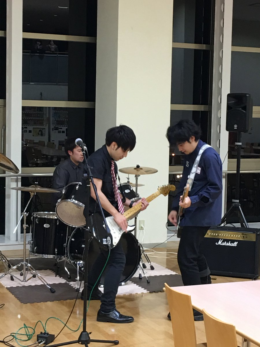 kyushu_ns's tweet photo. 12月22日、軽音サークルOUR BOXによるX’masライブがありました😁ポップスやロック系の曲を中心に取り組んできた日ごろの練習成果を披露しました!今年は慰問演奏その他の学外での活動を通して多くのことを学んだ1年でした🍀今後も応援よろしくお願いします!
#九州看護福祉大学
#九看大
#KNS
#OURBOX https://t.co/O9WDM3GmYa