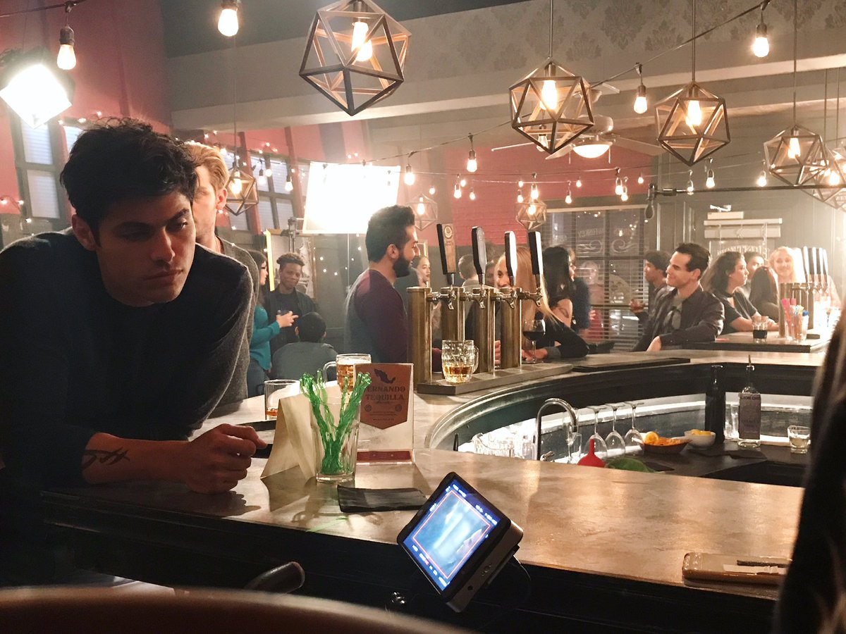 ShadowhuntersTV's tweet image. And on our last day of #25DaysOfBTS, we give you this beauty… 👀 #Parabatai #Sizzy? #ShadowhuntersSeason3