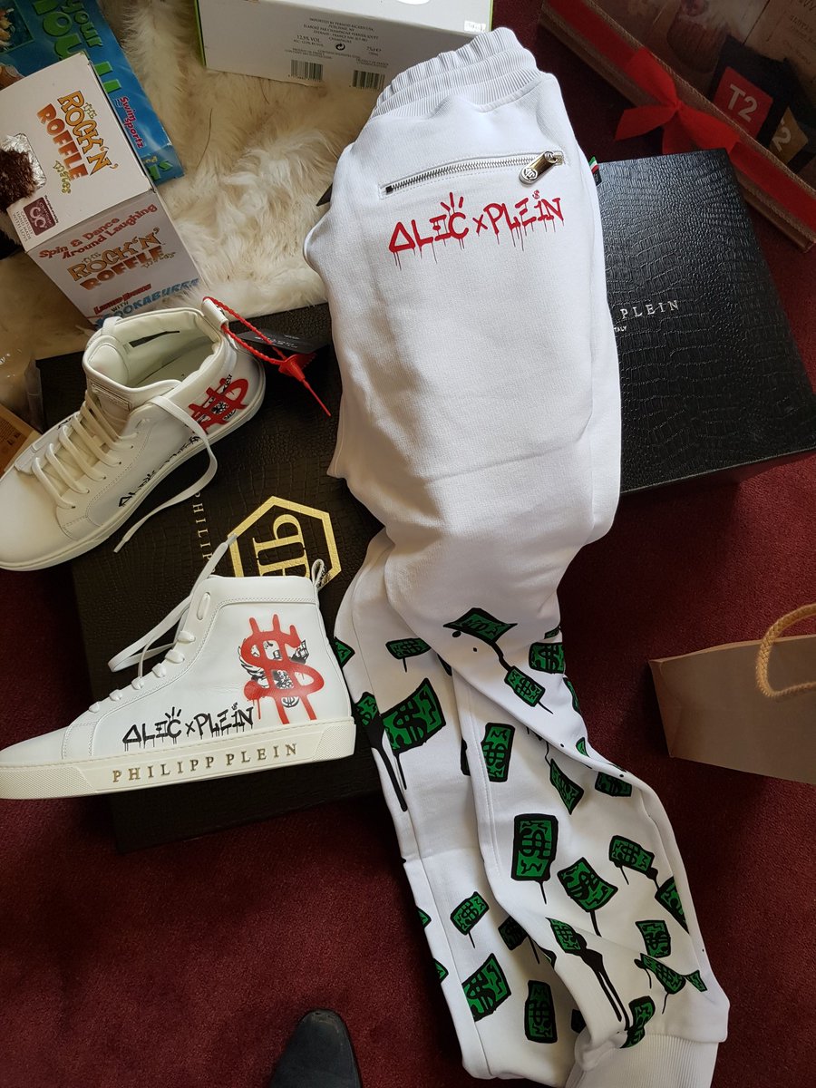 DarrynLyons's tweet photo. @philipp_plein @alecmonopoly thanks and MERRYCHRISTMAS fron under my tree in #Australia - I remember opening your first store in stropez Well Done so proud #darrynlyons
#alecplein https://t.co/SaU4nbA4nK