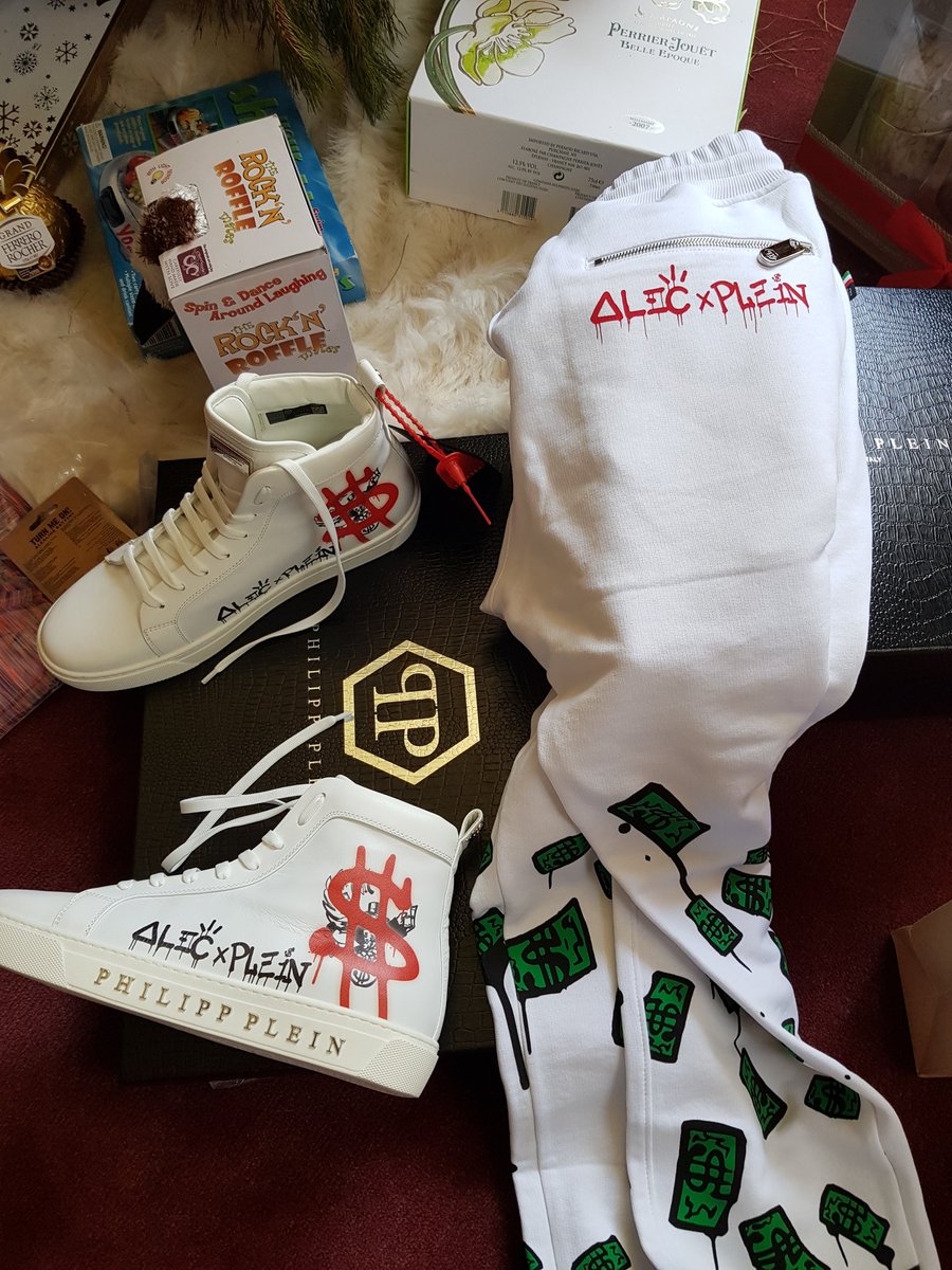 DarrynLyons's tweet photo. @philipp_plein @alecmonopoly thanks and MERRYCHRISTMAS fron under my tree in #Australia - I remember opening your first store in stropez Well Done so proud #darrynlyons
#alecplein https://t.co/SaU4nbA4nK