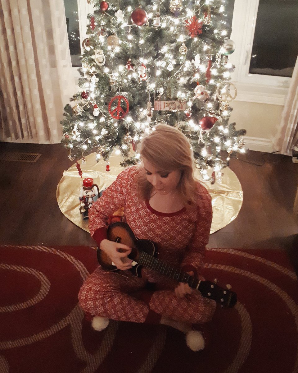 rebekahsmusic's tweet photo. Merry Christmas to all &amp; to all a good night 🎄❤ https://t.co/FvmQ5Fqi7i