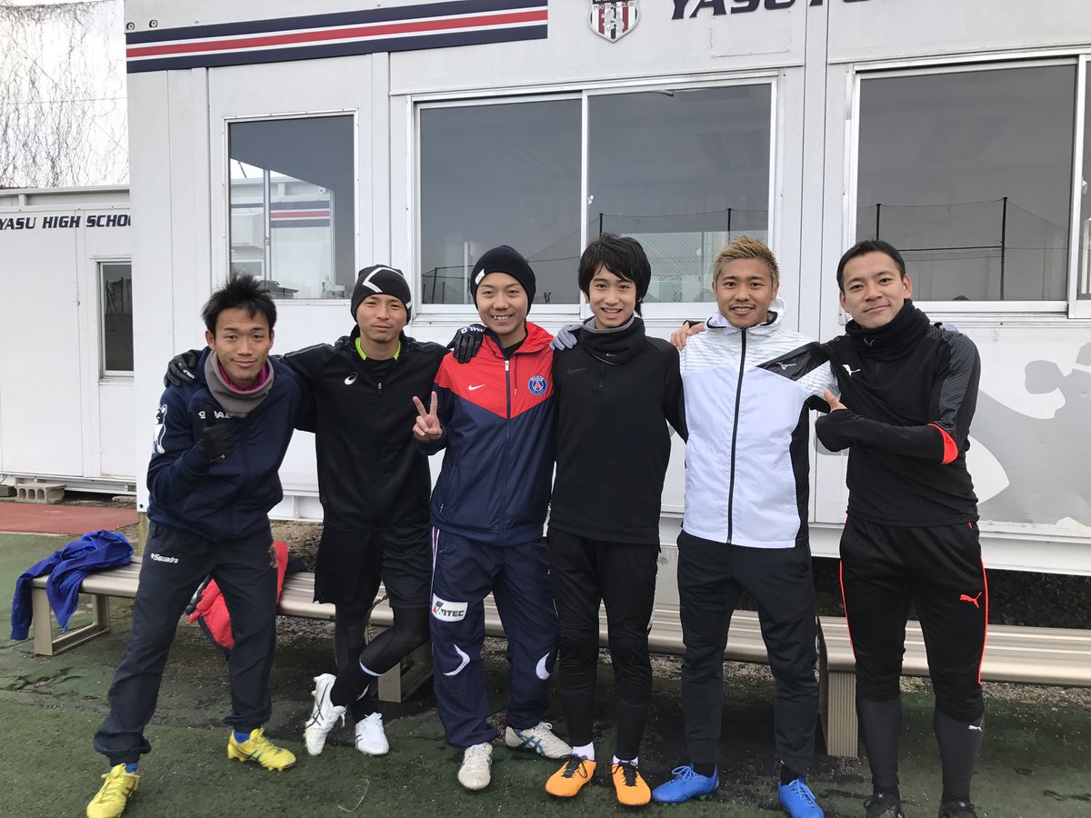 mkazu8's tweet photo. スペインから乾が帰ってきたので野洲高校で同期たちとサッカーをしました。コンサドーレの田中、奈良クラブでプレーしていた志水、久々にみんなとボールを蹴れて楽しかったです。滋賀県出身で現在レアル・マドリードの下部組織でプレーしている中井卓大くんもきてくれました。日本の宝は凄かったです！ https://t.co/v8eB2wlR8C