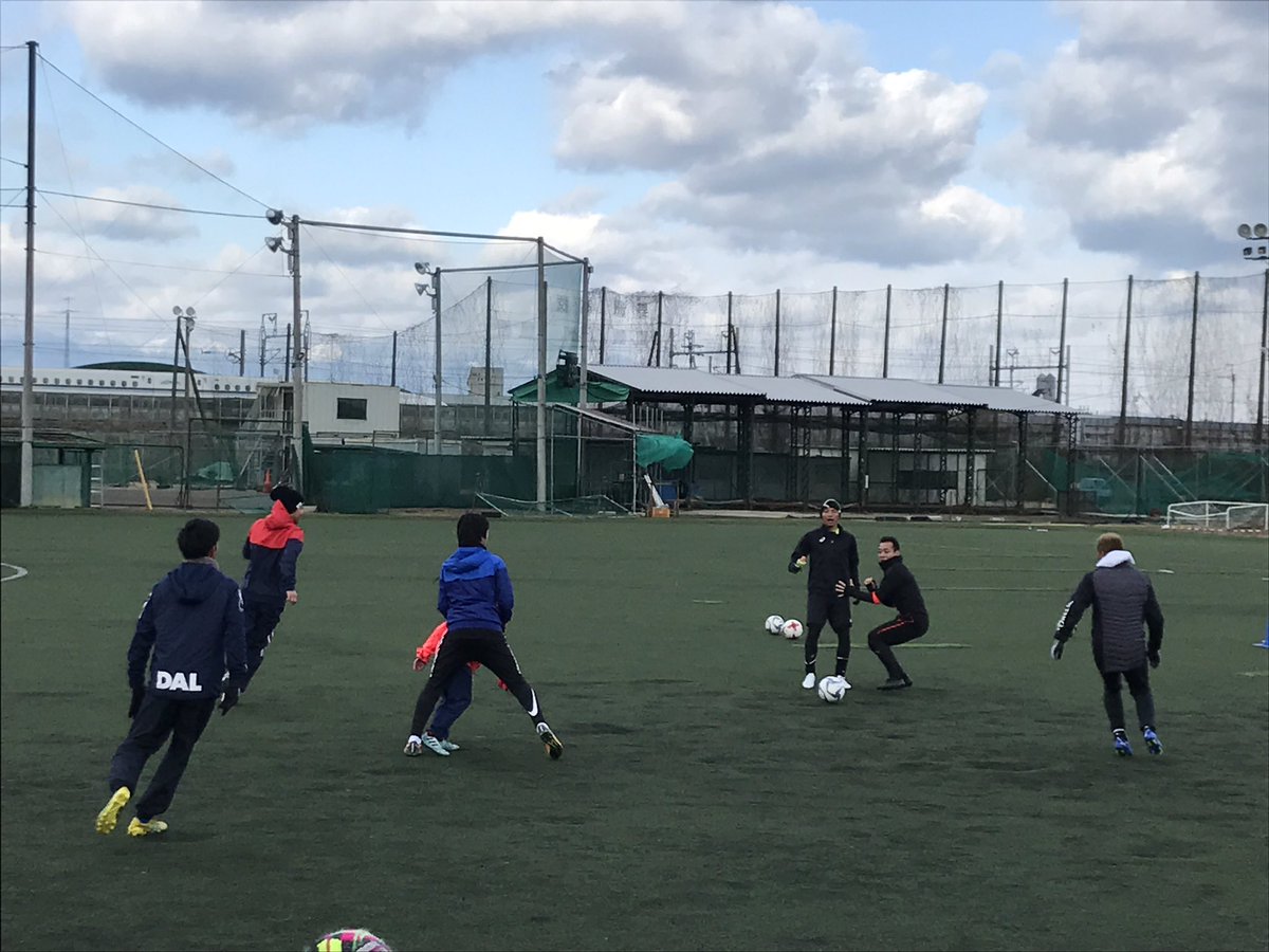 mkazu8's tweet photo. スペインから乾が帰ってきたので野洲高校で同期たちとサッカーをしました。コンサドーレの田中、奈良クラブでプレーしていた志水、久々にみんなとボールを蹴れて楽しかったです。滋賀県出身で現在レアル・マドリードの下部組織でプレーしている中井卓大くんもきてくれました。日本の宝は凄かったです！ https://t.co/v8eB2wlR8C