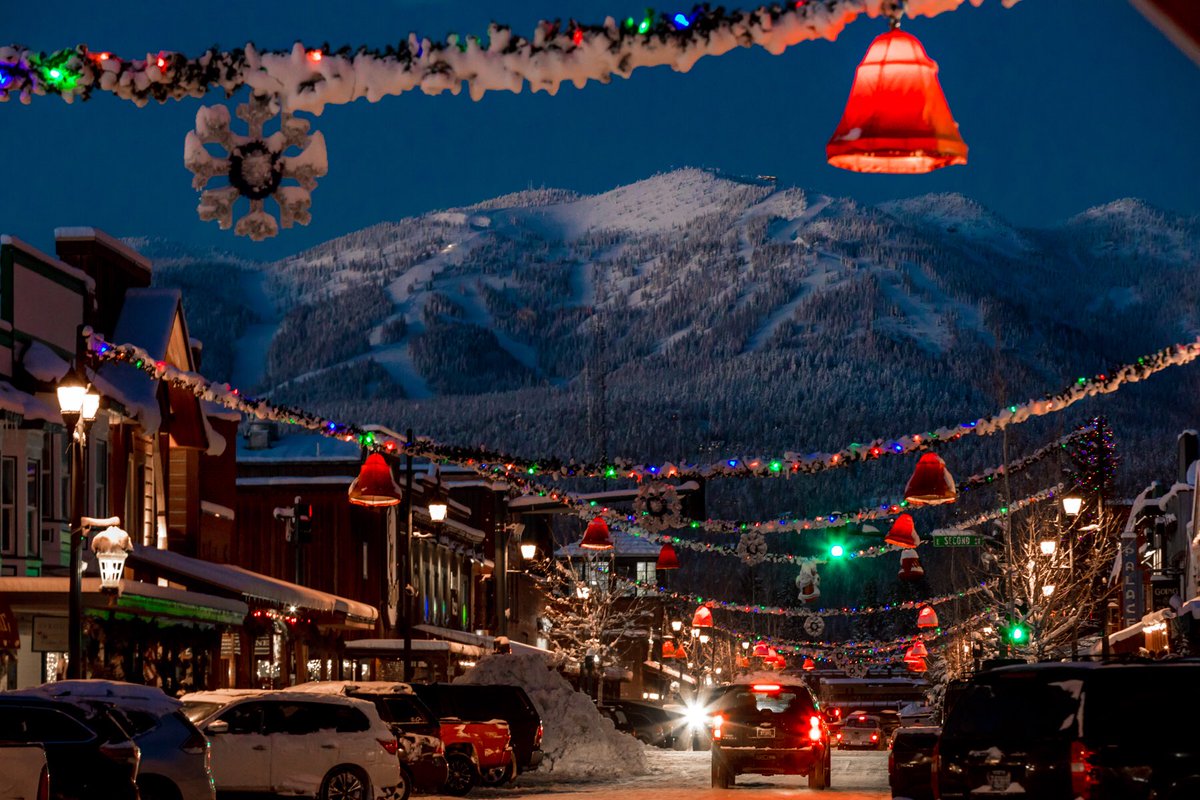 ♪ Deck the halls. ♪ #MontanaMoment  | 📷: IG user kittykatboombat