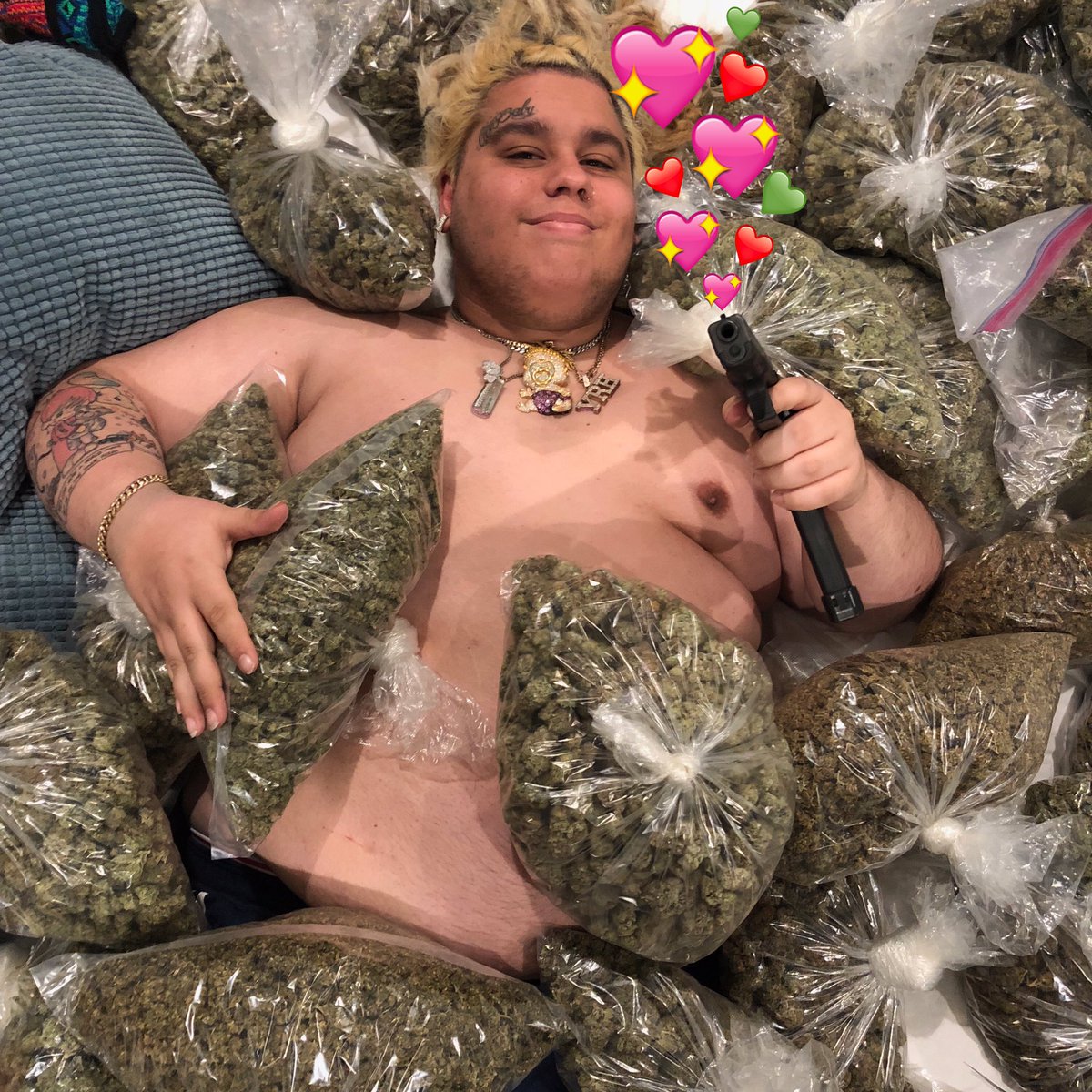 _FatNick's tweet photo. The trap house was chilly 
The air was at frost 
Right by the chimney the kids waited &amp; watched 
Lil fat  nick with some  good ooll Christhmas spirit 
Leaving kids presents to the ones with jolly spirits 💖🎄 .....PS BITCH  WE SHOOTING LOVE AT THE BULLYS ! https://t.co/J00R6mLg7z