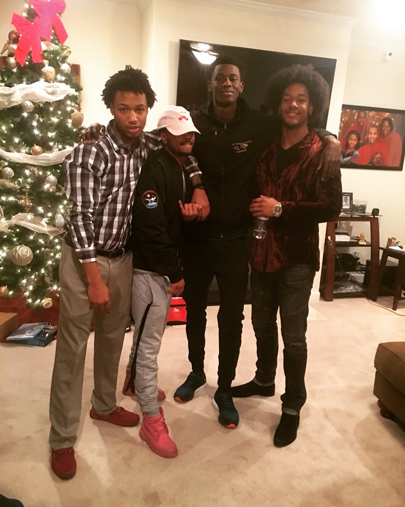 abasswhooping's tweet photo. Never switch up on family ✊🏾❤️ #freeebk https://t.co/6shw9oiR1O