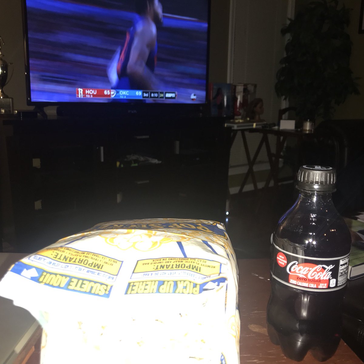 firstladyal's tweet photo. #Christmas Day chill... Great @NBA games all day, snacking on my @PopSecret and sipping on my @CokeZero.  #Life is good! #PlayPauseRefresh #Sweepstakes https://t.co/ayqeuU1KMe