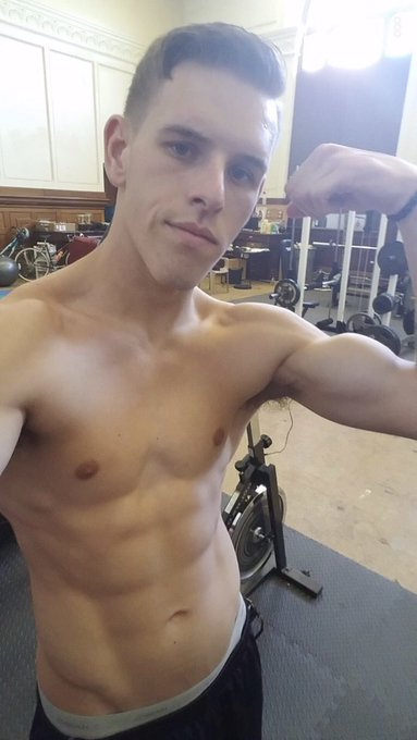 I saw these old photos from last year today and man i miss being this lean but I refuse to go back to<a href="/tag/stayfocused"class="tags"><span>#stayfocused</span></a>