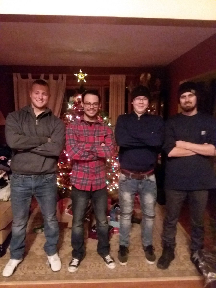 LoLProphetPayne's tweet photo. Tried to be serious/We failed... Merry Christmas! I'll be streaming tomorrow! 10am EST Diamond 3 Jungle shooting for master 🎄🎁 #LeagueOfLegends #league #diamond #twitch #MerryChristmas https://t.co/MdLTCc4Syf