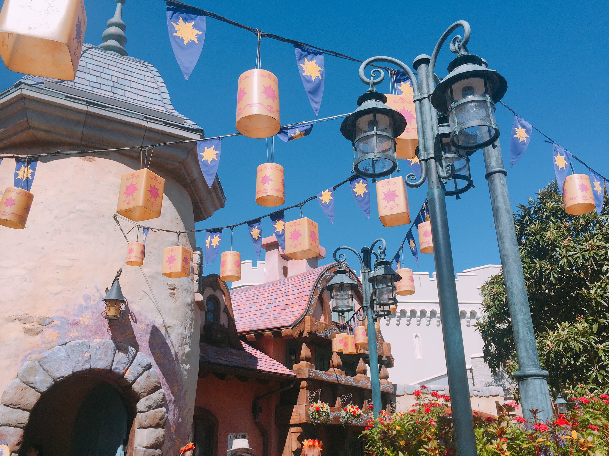 Manami フロリダのウォルト ディズニー ワールドには ラプンツェル の休憩エリアがあるよ いたるところに細かい仕掛けがあって ラプンツェルファンにはたまりません 髪の毛おろして って声が聞こえてきそう 笑 T Co Hqufk4v61l