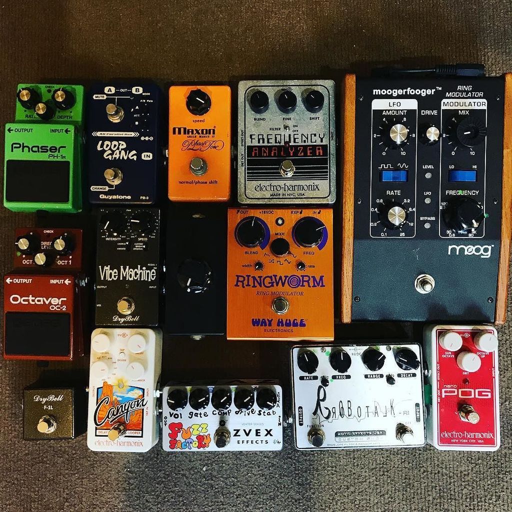 imahoriGuitar's tweet image. エフェクト棚、大掃除中！リングモジュレータが3台もあった！
#ringmodulator #moog #wayhuge #electroharmonix #frequencyanalyzer ift.tt/2BBolUi