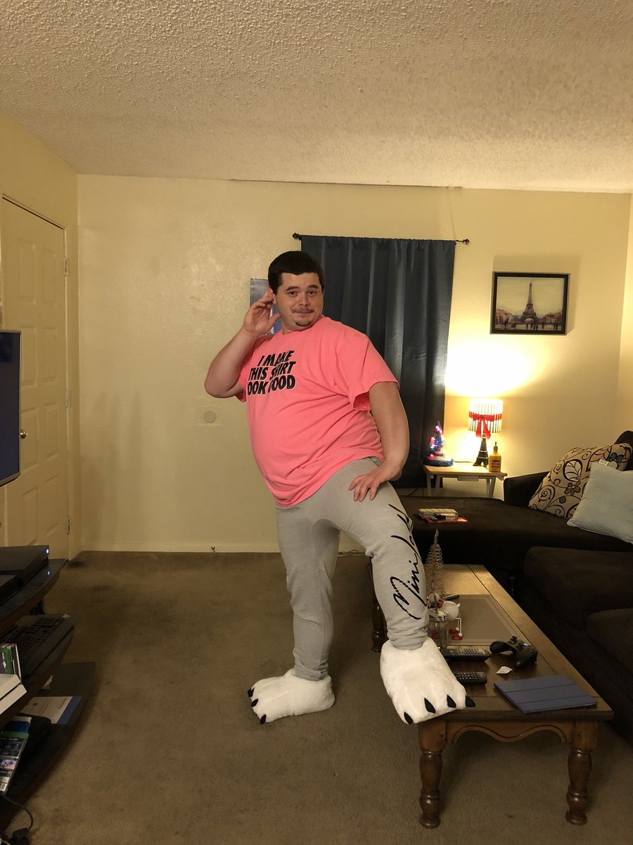 Icyhands_'s tweet photo. @MiniLaddd duuuude. My girl got me a pair of your sweats :D I couldn’t be happier (thank you for making these ^_^) https://t.co/1xyfQihtNH