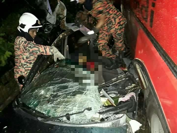 JBPM_official's tweet photo. 26.12.2017
Panggilan kemalangan jalanraya.
Alamat : Jalan Kg Padang Kemunting – Padang Kemunting
Balai Terlibat :  Balai Bomba Masjid Tanah
Kemalangan melibatkan sebuah kereta dan sebuah bas, mangsa pemandu kereta maut dilokasi, operasi mengeluarkan mangsa dilakukan pasukan bomba https://t.co/tyHHdY7xB1