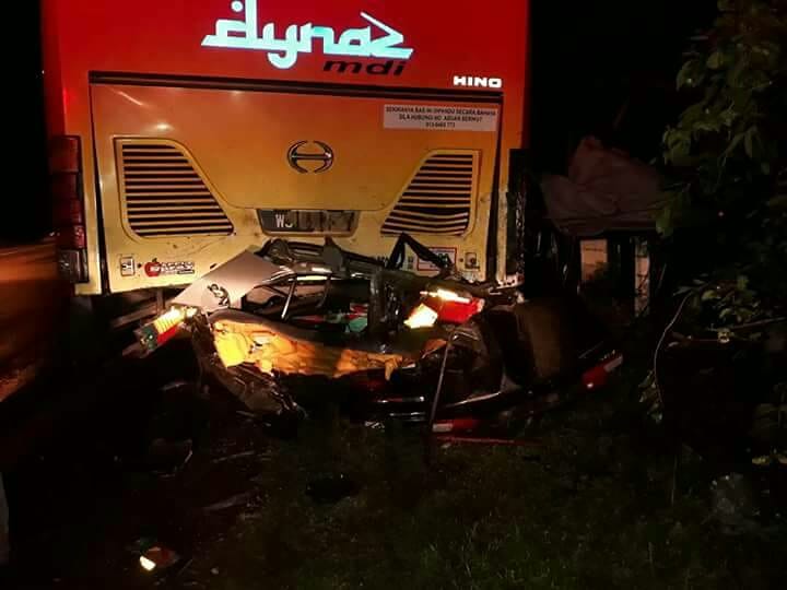 JBPM_official's tweet photo. 26.12.2017
Panggilan kemalangan jalanraya.
Alamat : Jalan Kg Padang Kemunting – Padang Kemunting
Balai Terlibat :  Balai Bomba Masjid Tanah
Kemalangan melibatkan sebuah kereta dan sebuah bas, mangsa pemandu kereta maut dilokasi, operasi mengeluarkan mangsa dilakukan pasukan bomba https://t.co/tyHHdY7xB1