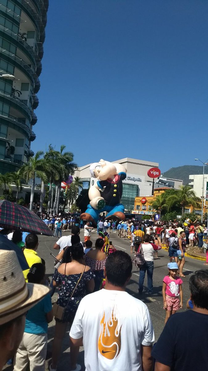 AdrianWencesC's tweet photo. Como cada año, ya una tradición en  #Acapulco, esta Navidad también tuvimos la oportunidad de disfrutar de este maravilloso desfile de globos, muy bien por el @AcapulcoGob de recuperar el desfile para todos nuestros visitantes y nosotros mismos. https://t.co/K3KPTQIYuF