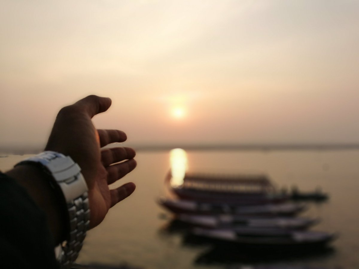 Bharathshnkar20's tweet photo. Watching sunrise from the banks of ganges - Bliss!
Shot on @hihonorIndia #honor8pro #backpacking #travel #escape #streetsofvaranasi #uptourism #travelgram #travel_ig #streetphotography #incredibleindia🇮🇳 https://t.co/eDxhLouCDr