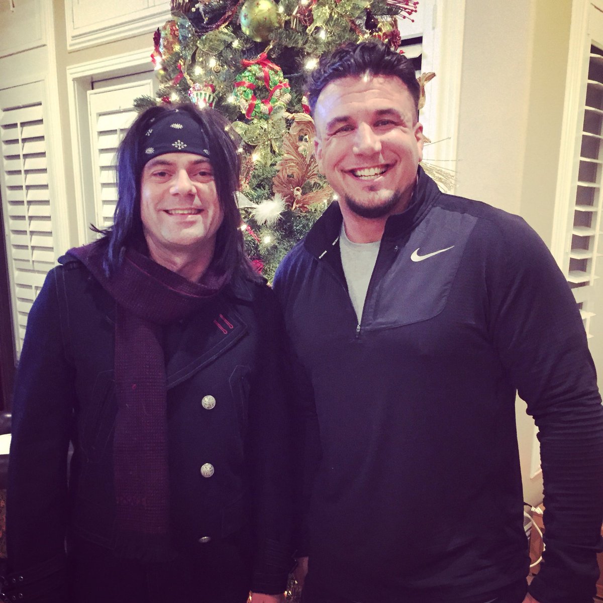 phoneboothfight's tweet photo. Merry Christmas & Happy Holidays from @thefrankmir @RichardHunter & the #phoneboothfighting crew! Thanks to all of our listeners & sponsors for their support ππ»Get ready for bigger & better shows in 2018! ππ»π₯π€π» https://t.co/TLukH9AGMG