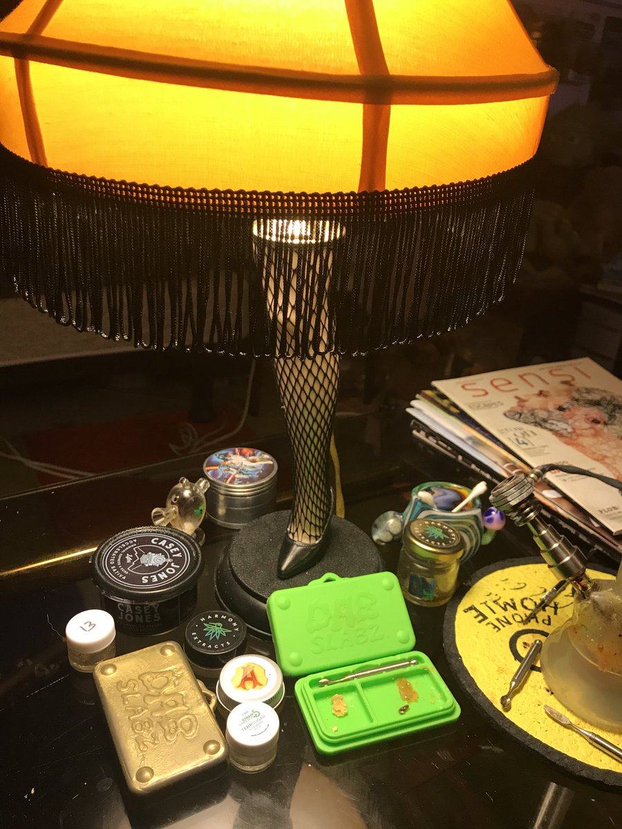 DabSlabzSquad's tweet photo. Yo yo yo Happy Holidaze... Hope all had a merry day🤓🎄🕺🏽now it’s unwind time😉#happyholidaze #christmasstorylamp #eveningsesh #metimedab  #seshwithme #hummingbirdsociety #14er #positivevibesallaround #dabeasy #dabandchill #dabslabz #CannabisCommunity #dabz https://t.co/WufupL6ViB