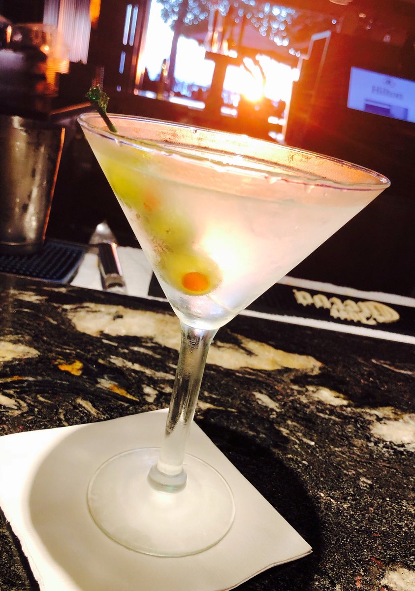 EricWearsTweed's tweet photo. @HiltonWaikiki @HiltonHotels @GreyGoose @Andy #Sunset!!  Sidled up at #TropicsBar Perfect Martini...bliss :-) https://t.co/jZzbUXtsJk