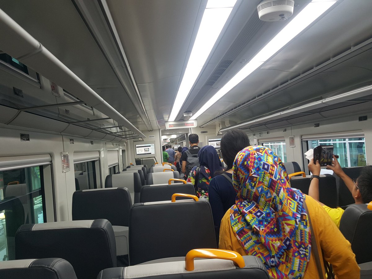 KA bandara ke Sudirman sdh operasi per 26 desember 2017 ngirit biaya ngirit waktu #maju Indonesia