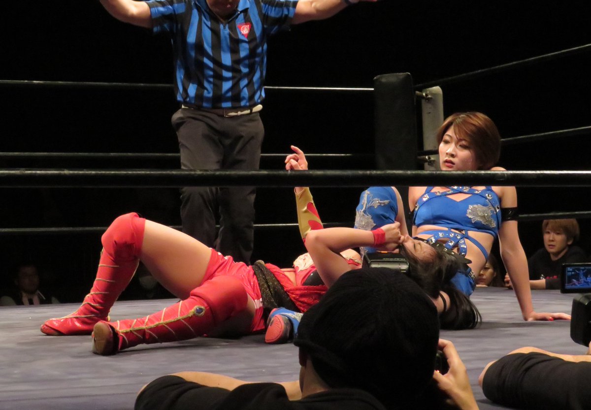 ンザム Van A １２月２４日 新木場 Pop選手権 王者 安納サオリvs高瀬みゆき 挑戦者 高瀬さんのジャンピングエルボーがヒット そのままカミカゼを狙うが防いだ安納さんが変形首四の字 フィッシャーマンズスープレックス Agz Pop選手権