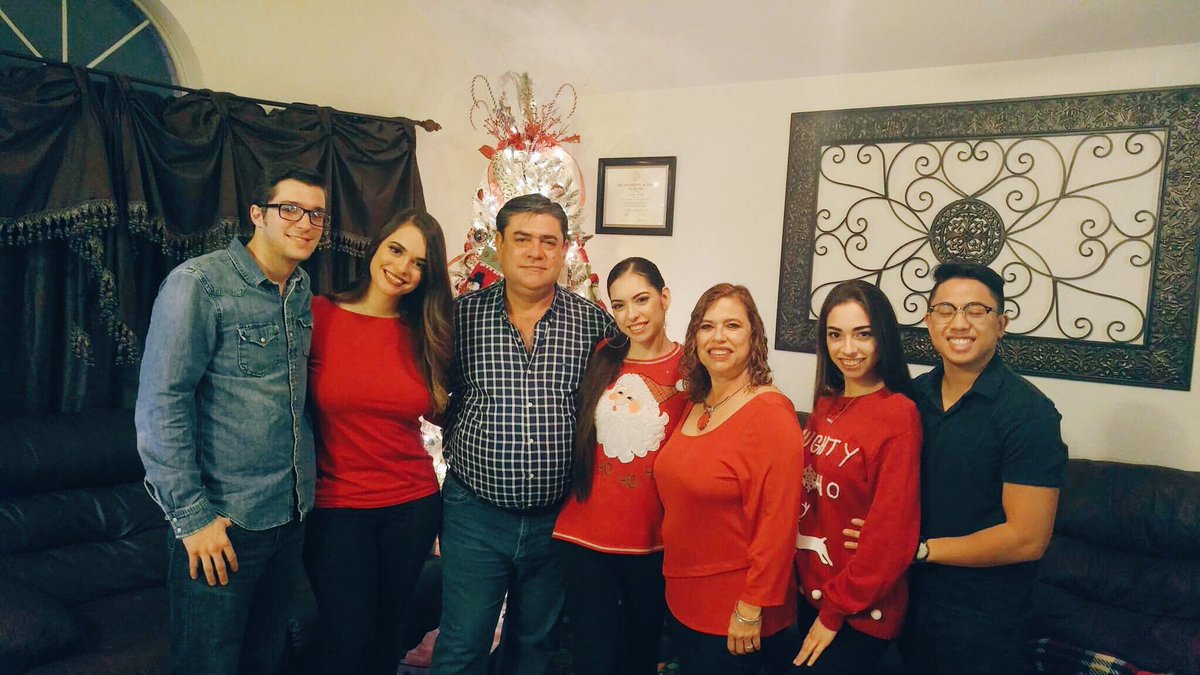 LauraMFragoso's tweet photo. Happy Holidays from my family to yours! ❄️☃️🎄 #uxmas #HappyHolidays2017 https://t.co/66srXx6bMq