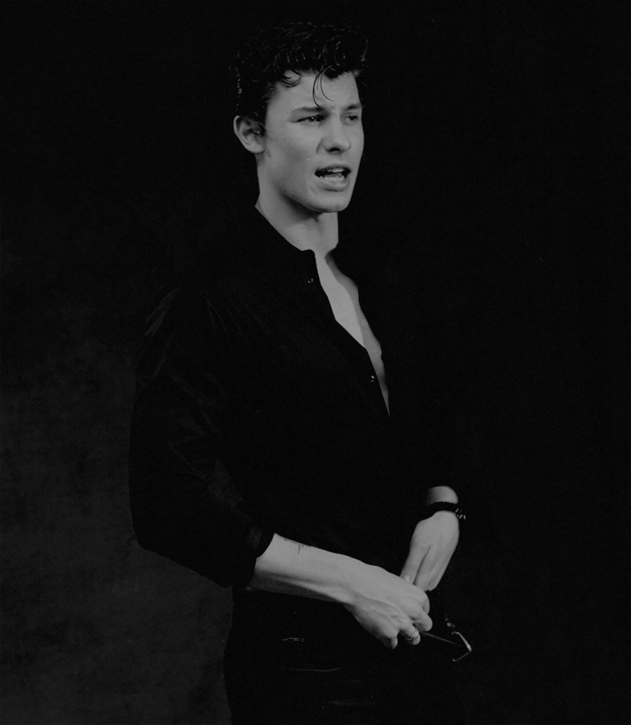 Yᴏᴜ ᴡᴀʟᴋ ᴛʜʀᴏᴜɢʜ ᴛʜɪs ᴡᴏʀʟᴅ, ғᴇᴇʟ ᴀʟᴏɴᴇ.