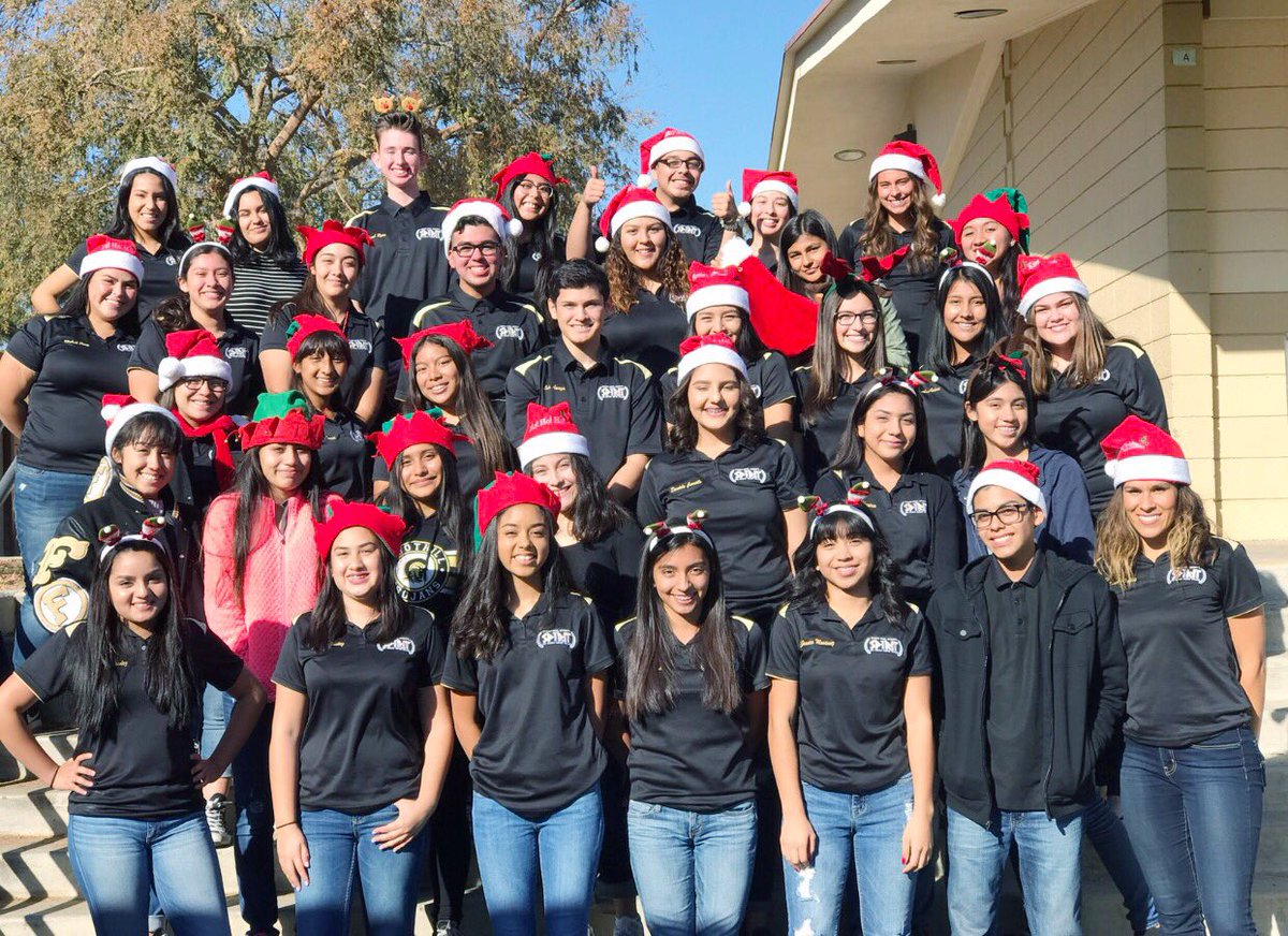 students_FHS's tweet photo. Merry Christmas &amp; Happy Holidays from your Foothill ASB!! 🎄☃️❄️ https://t.co/lLP9Zzpbm3