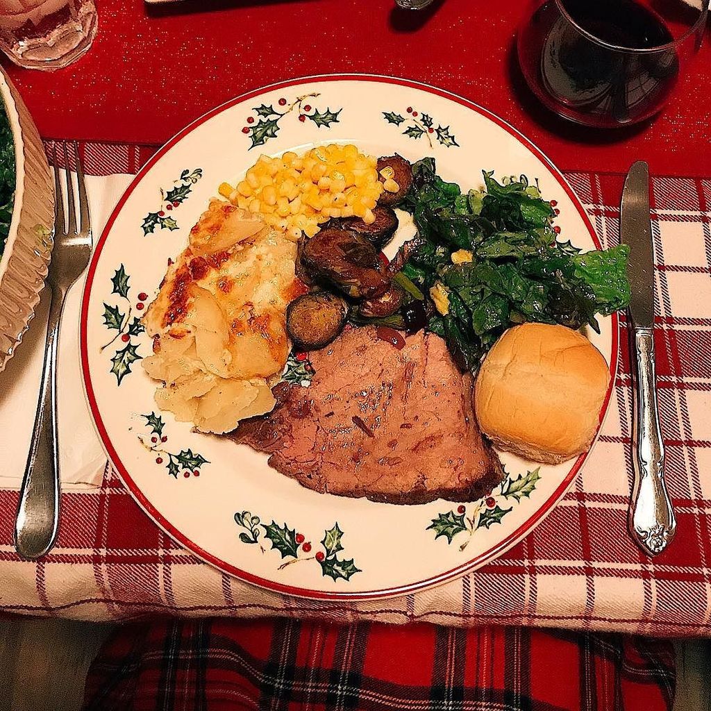 lucyruthdarby's tweet photo. A 30-hour top round roast with homemade red wine glaze, potatoes au gratin, creamed corn, balsamic vegetables, green salad and butter rolls. A very, very merry Christmas dinner. ππππΌ #christmasfoods #yeahicancook https://t.co/zxQ2YDRZro