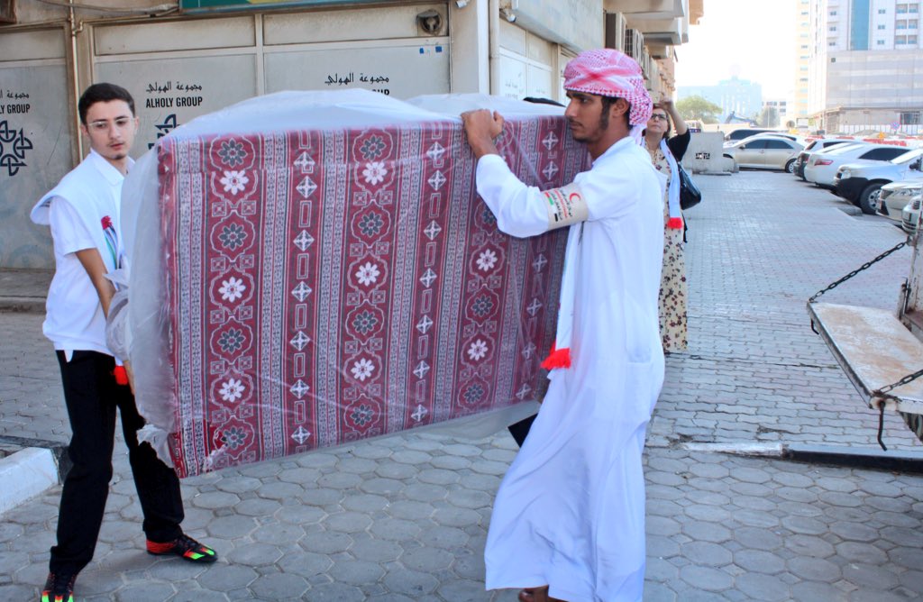 emiratesrc's tweet photo. بالتعاون مع مدرسة ليوا الدولية فالعين، #الهلال_الأحمر_الإماراتي فرع #رأس_الخيمة يقدم عطائه الإنساني للاسر المتعففة المسجلة لدى الفرع.
.
#عام_الخير
#مليونية_العطاء
#1MillionActsOfGiving https://t.co/HTRBwIC80z