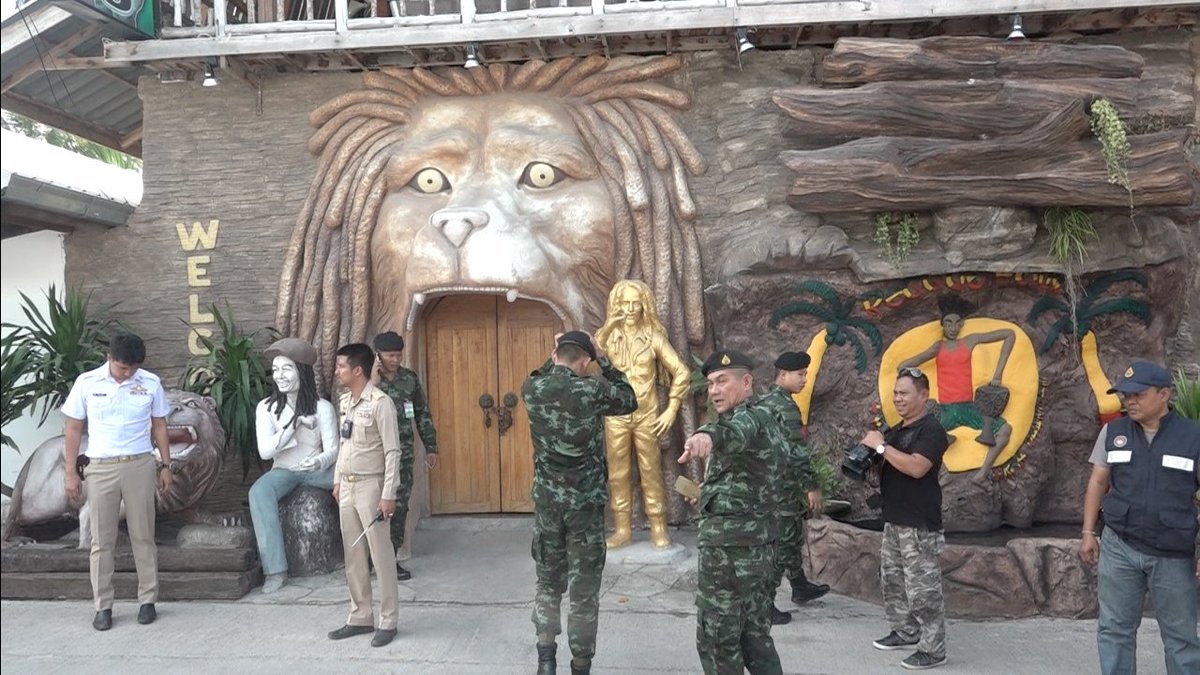 KohPhanganNews's tweet photo. LATEST! Drug raid at Reggae House Hadrin beach on the island of Koh Phangan https://t.co/lYIXrv4ho4 #KohPhangan #drugs #ReggaeHouse https://t.co/GVIJ6wvKN5